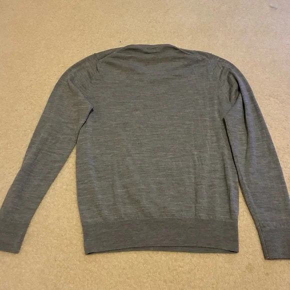 Uniqlo Women’s Merino Wool Crewneck Sweater in Heather Gray - Picture 8 of 9